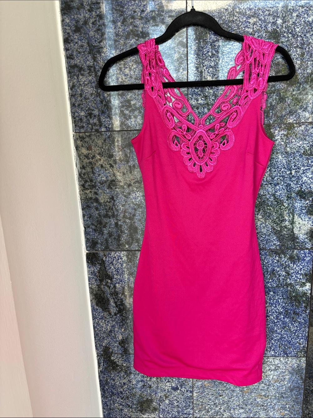 Dress the population Pink Sleeveless Lace Neck Bodycon Dress